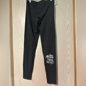 Alaska Chics leggings “The Mountains Are Calling”